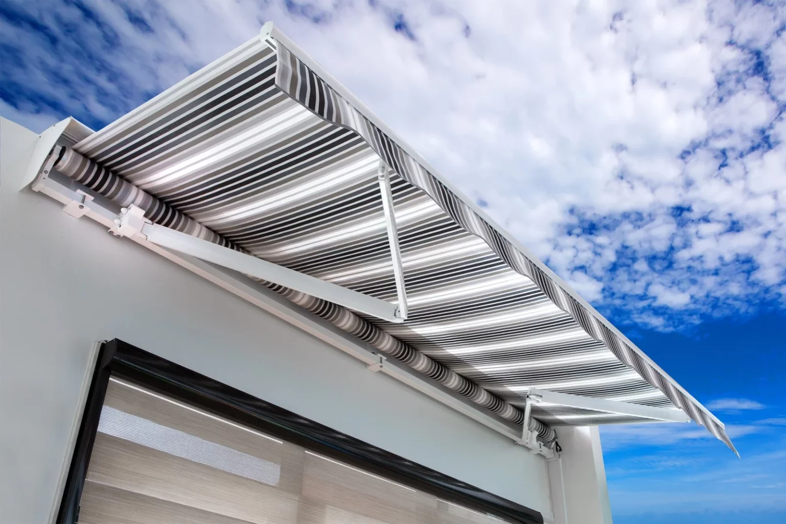 Made-to-measure awning installation