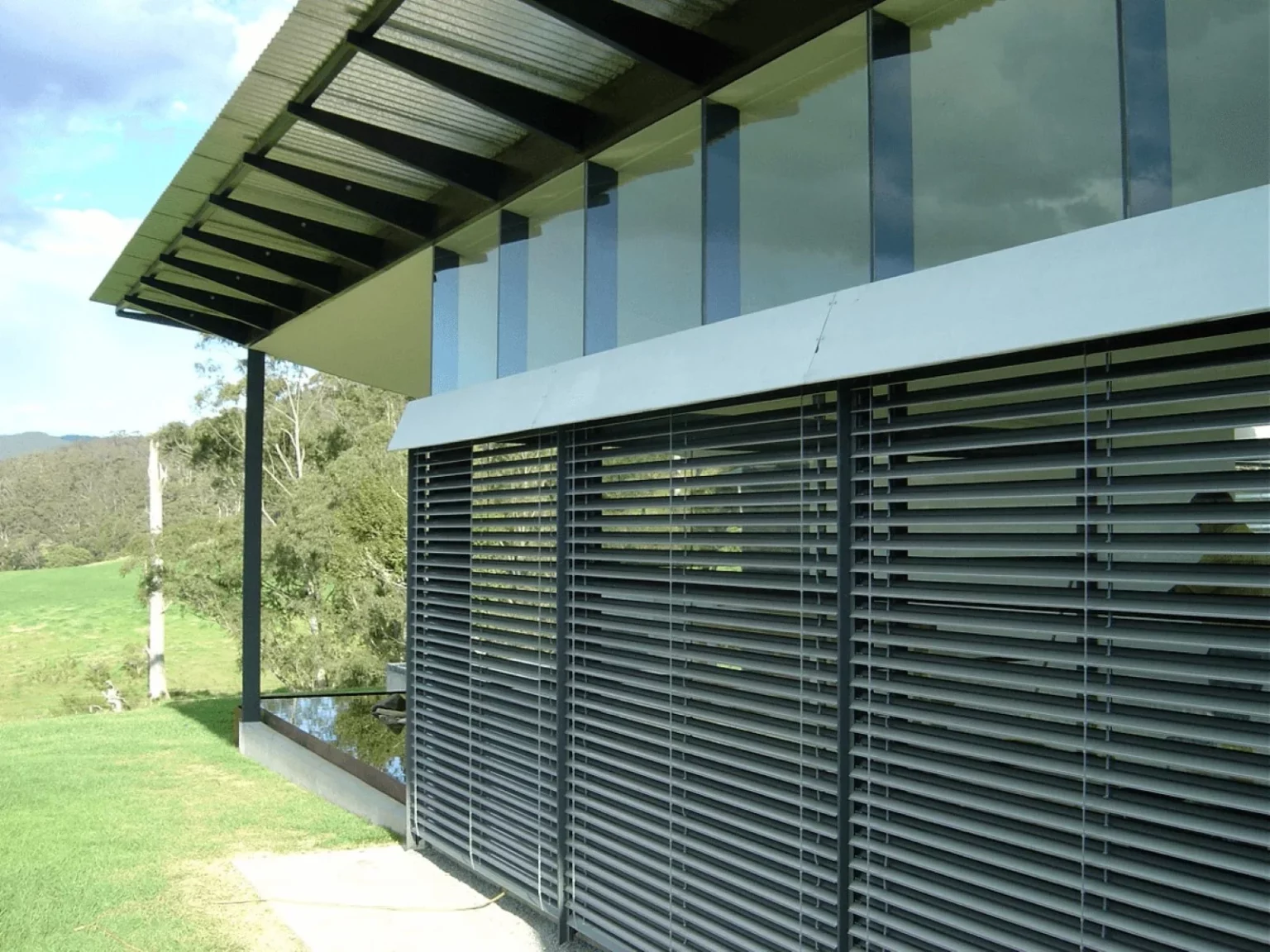 External Venetian blinds installation
