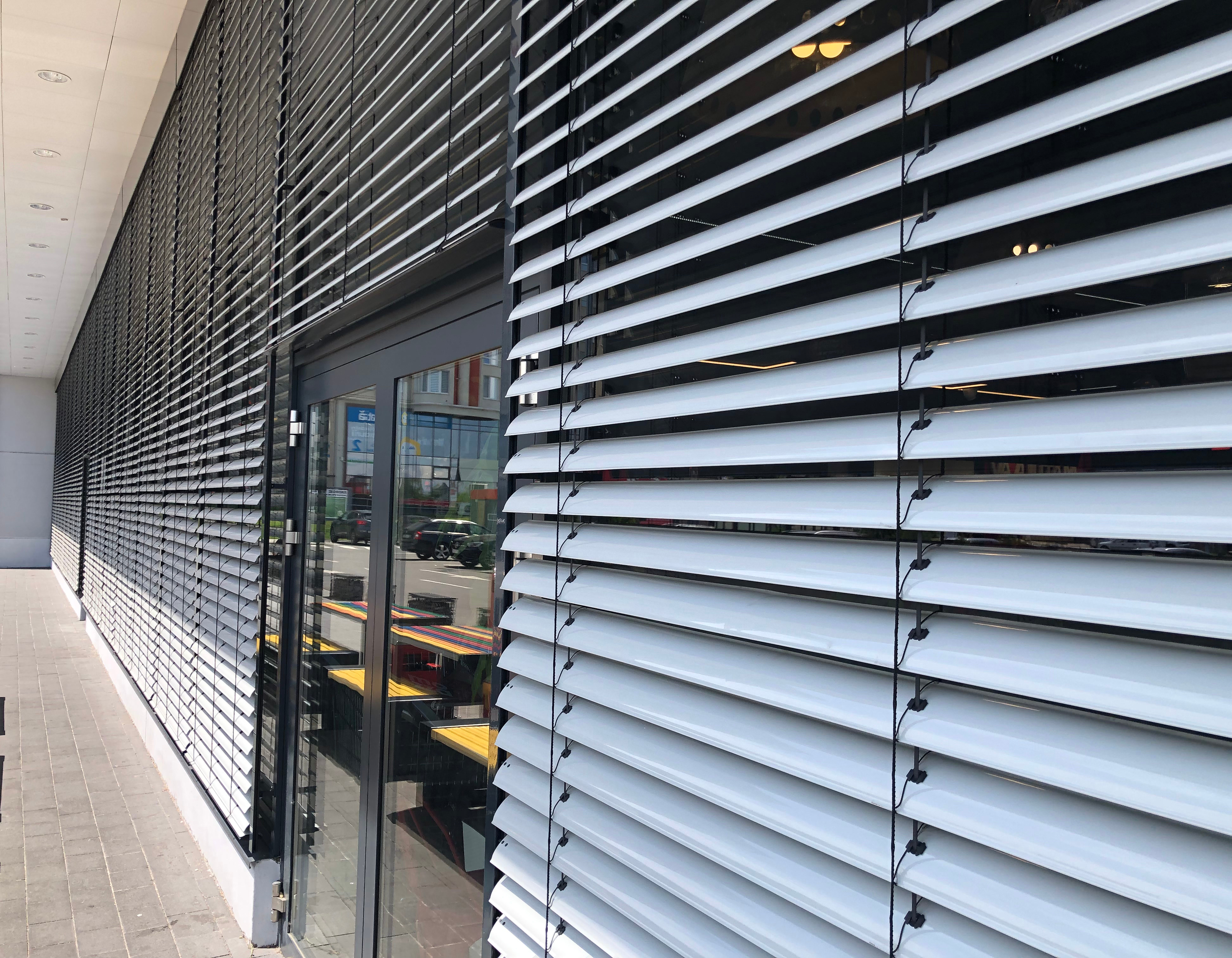 External Venetian blinds for commercial buildings