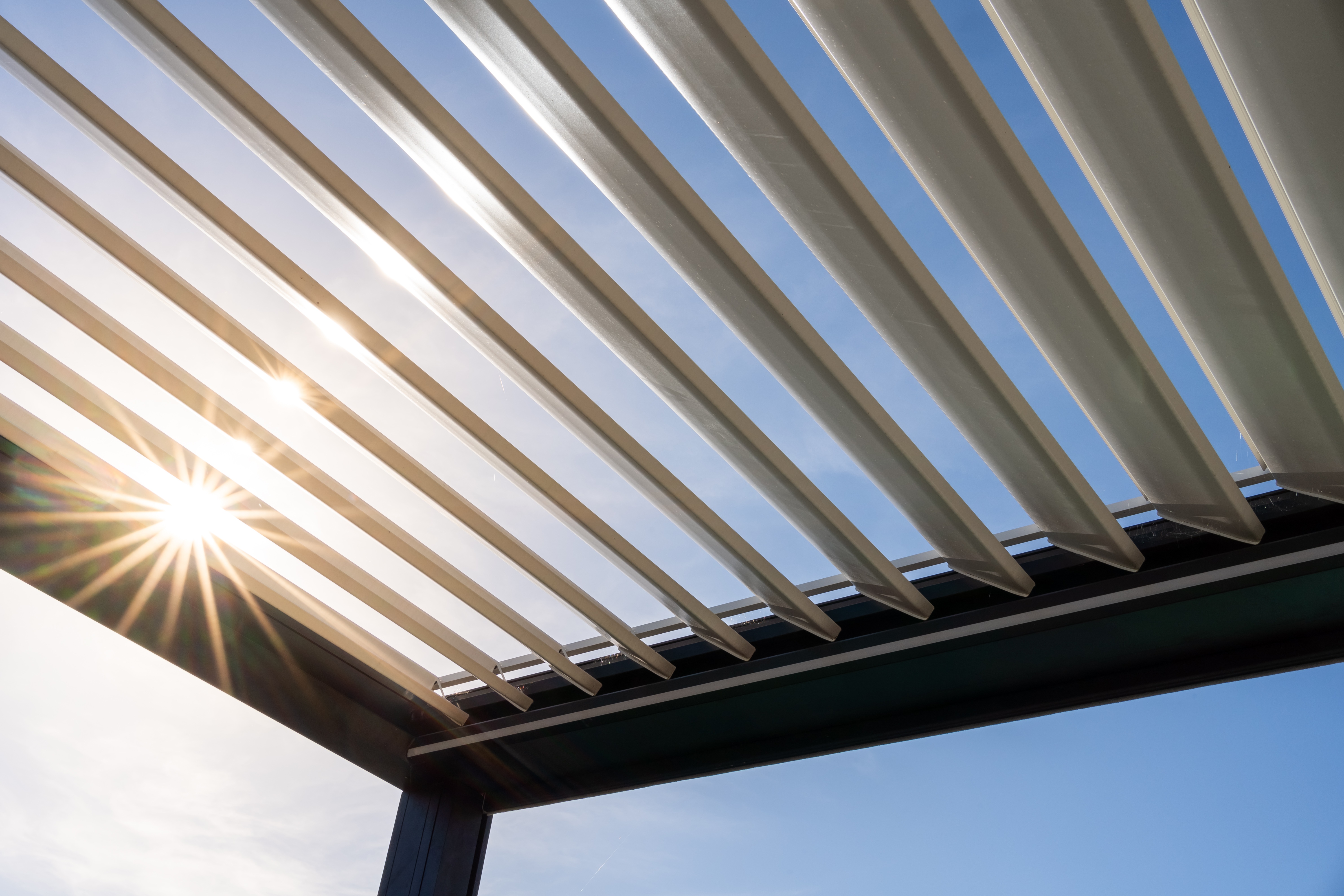 Motorised pergola for outdoor living